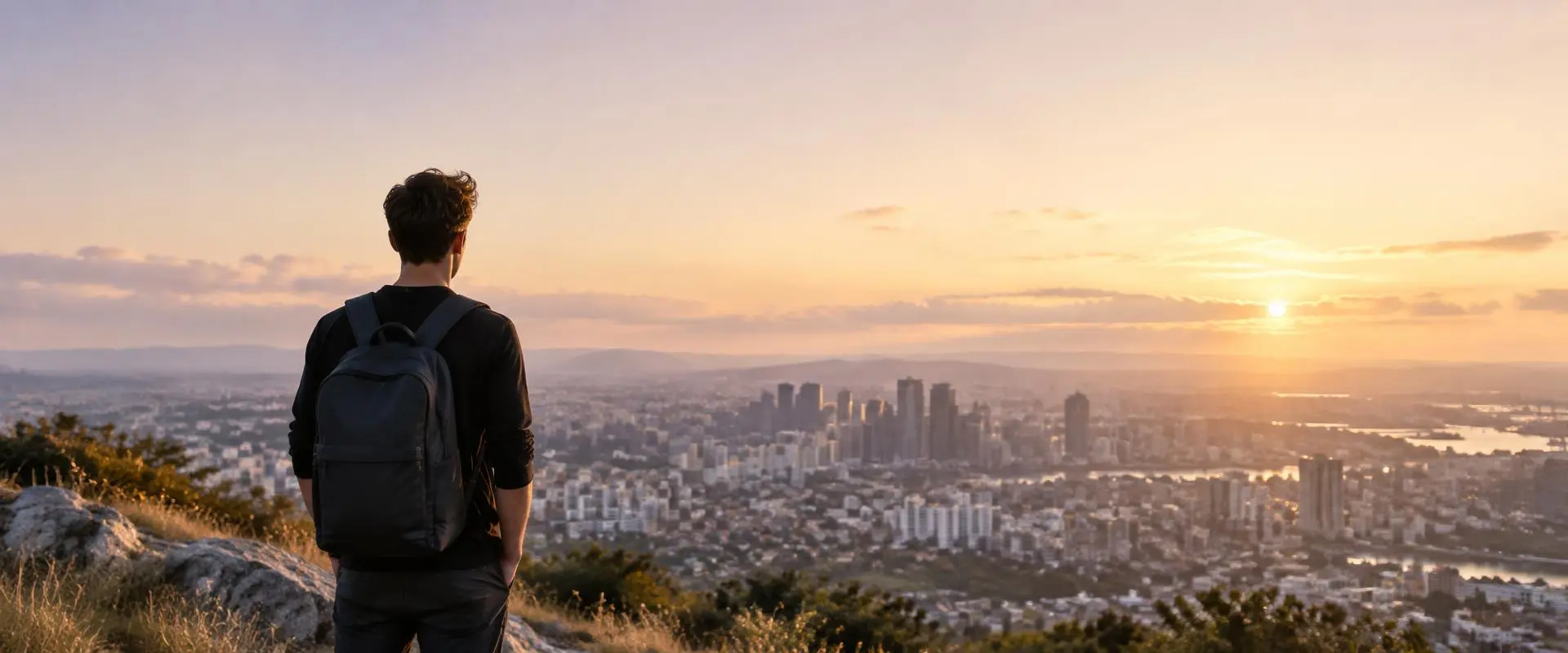 Entrepreneur contemplant une grande ville au coucher du soleil